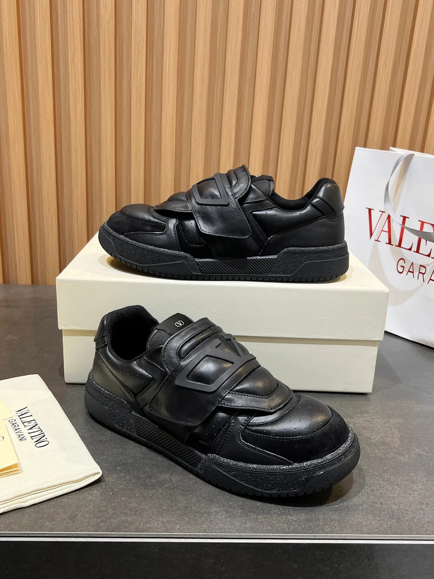 Men's men's shoes 💰760 VLTN Valentin 𝑶𝒏𝒆𝑺𝒕𝒖𝒅 Couple's sneaker series Valentino 2025 new couple's sneakers are on sale. The original ZP purchased and disassembled. Repeated pattern making and modification. The strength must be restored one to one! Top luxury masterpiece Velcro design Soft and comfortable imported calfskin 🧧brings excellent and elegant texture and excellent on-foot comfort Top purchasing version upper: imported calfskin surface/original oil edge craftsmanship Inner: water-dyed cowhide lining Outsole: original development 𝐓𝐏𝐔 two-color combination outsole Packaging: original configuration complete package Code number: 35-46 (45 46 customized)